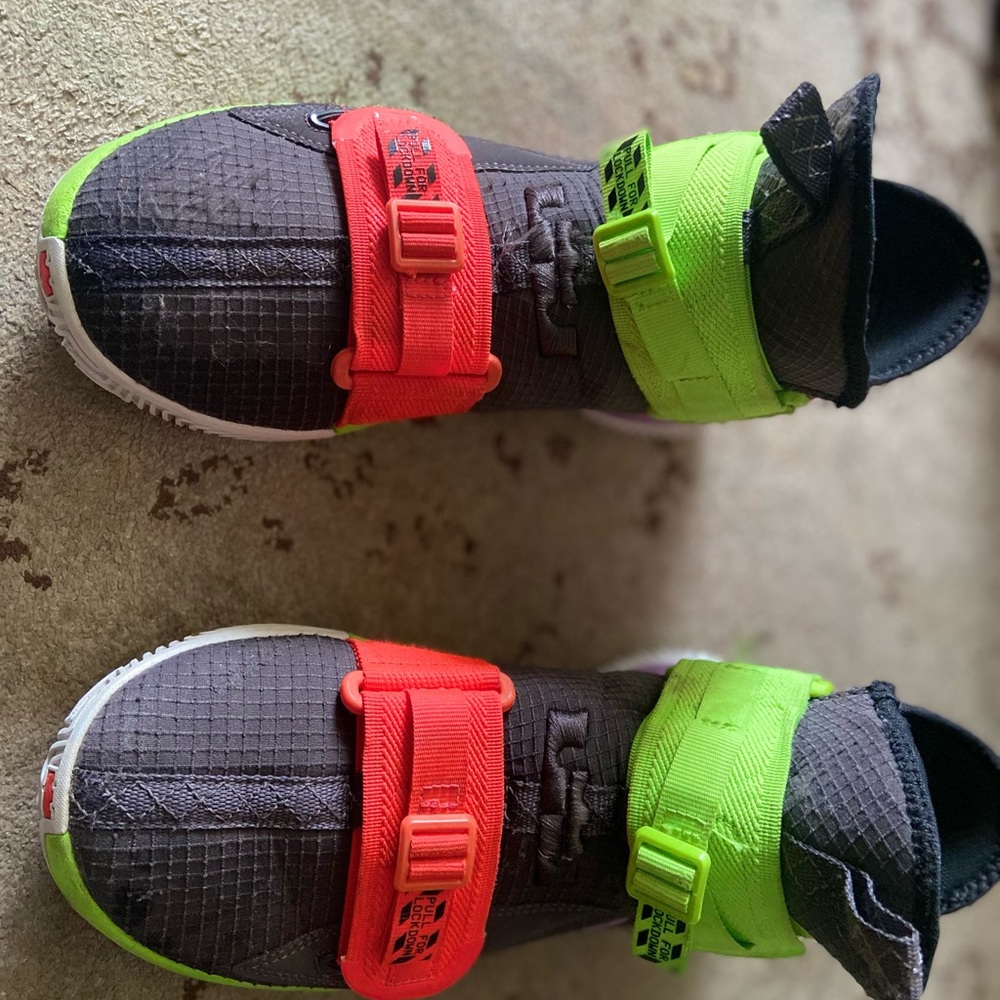 NIKE AR4225-002 LEBRON SOLDIER 13 THUNDER BRIGHT CRIMSON ELECTRIC GREEN, size 7